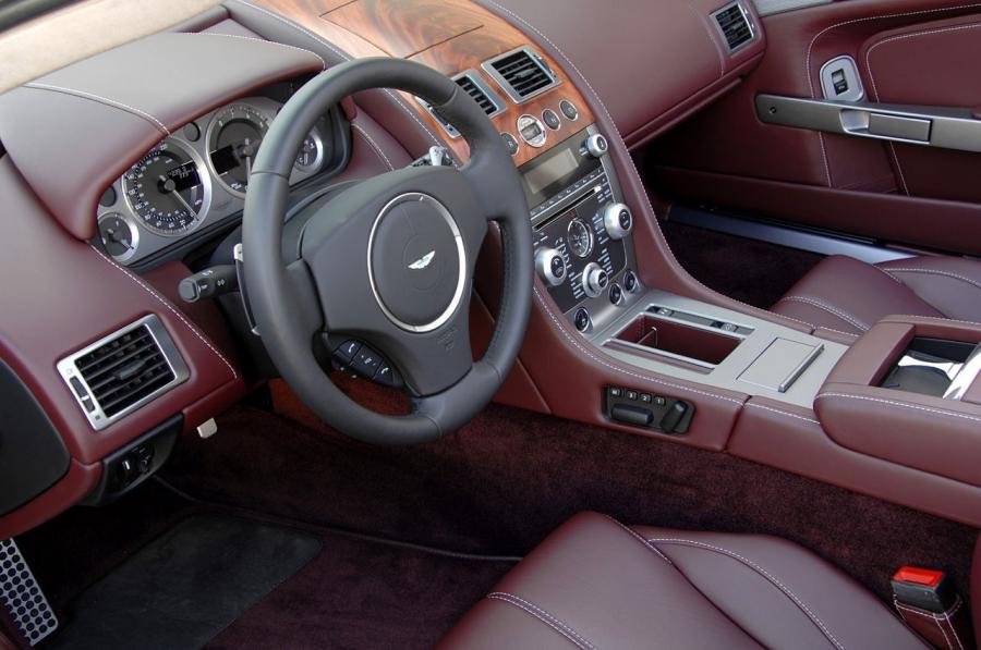 Интерьер Aston Martin DB9 Volante 2009 года  (фото 21 из 41)